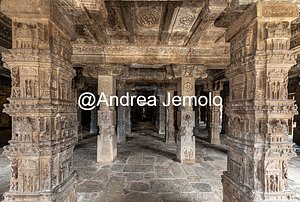 Airavatesvara Temple Agra-mandapa, Interior with decorated pillars | Andrea Jemolo