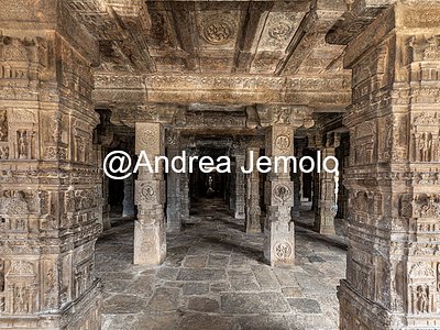 Airavatesvara Temple Agra-mandapa, Interior with decorated pillars | Andrea Jemolo