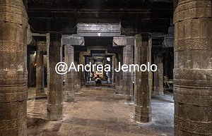 Airavatesvara Temple Agra-mandapa, Interior with decorated pillars | Andrea Jemolo