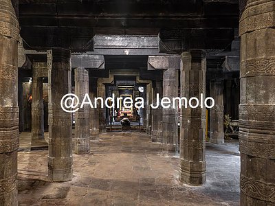 Airavatesvara Temple Agra-mandapa, Interior with decorated pillars | Andrea Jemolo