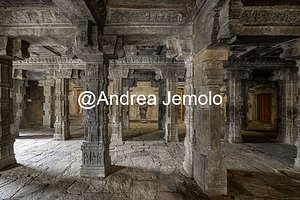 Airavatesvara Temple Agra-mandapa, Interior with decorated pillars | Andrea Jemolo
