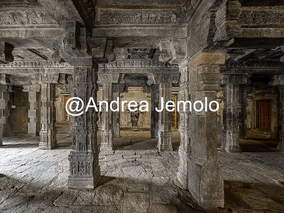 Airavatesvara Temple Agra-mandapa, Interior with decorated pillars | Andrea Jemolo