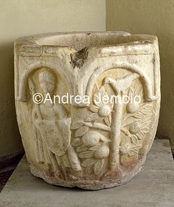 Museo Storico Vasca medievale con guerrieri | Andrea Jemolo