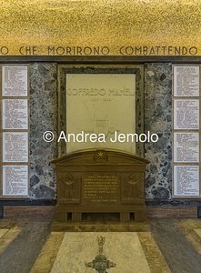 Mausoleo Ossario Garibaldino Memorial - Porphyry sarcophagus, tomb of Goffredo Mameli, author of the anthem of Italy | Andrea Jemolo