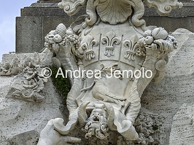 Fontana dei Fiumi Stemma marmoreo della famiglia del papa di Innocenzo X  Pamphilj sostenuto dalla statua del Danubio | Andrea Jemolo