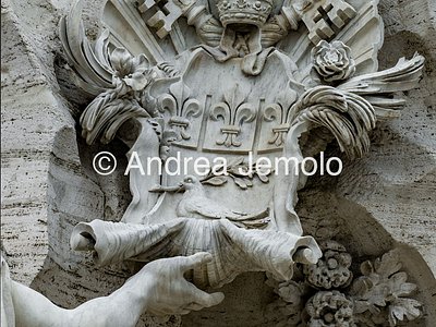 Fontana dei Fiumi Stemma marmoreo della famiglia del papa di Innocenzo X  Pamphilj sostenuto dalla statua del Nilo | Andrea Jemolo
