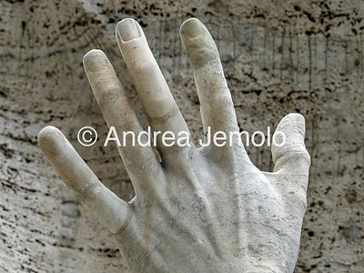 Fontana dei Fiumi La mano della statua del Danubio restaurata nel 2025 | Andrea Jemolo
