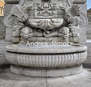 Fontana dell'Obelisco Lateranense Tub topped with two dolphins, a shell valve and two winged dragons | Andrea Jemolo