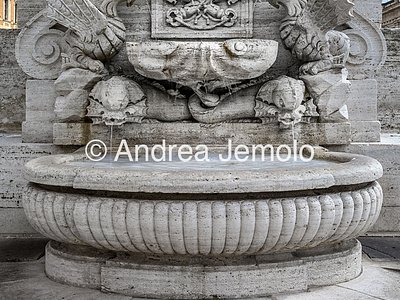 Fontana dell'Obelisco Lateranense Vasca sormontata da due delfini, una valva di conchiglia e due draghi alati | Andrea Jemolo