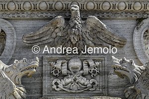 Fontana dell'Obelisco Lateranense Heraldic symbols of Pope Sixtus V | Andrea Jemolo