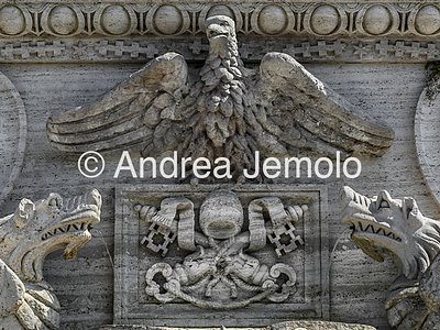 Fontana dell'Obelisco Lateranense Simboli araldici di papa Sisto V | Andrea Jemolo