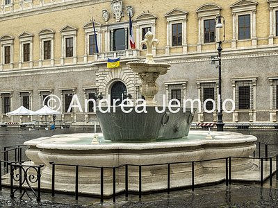 Fontane di piazza Farnese Visione d'insieme della fontana settentrionale | Andrea Jemolo