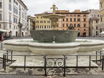Fontane di piazza Farnese Giglio araldico dei Farnese della fontana meridionale | Andrea Jemolo