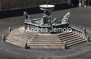 Fountain in Piazza Santa Maria in Trastevere Overview of the fountain from above | Andrea Jemolo