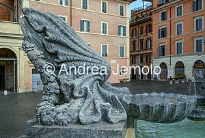 Fountain in Piazza Santa Maria in Trastevere Shell-shaped tub with valves | Andrea Jemolo
