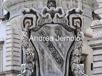 Fontana in piazza Santa Maria in Trastevere Stemma con inscrizione inseriti in un restauro del 1873 | Andrea Jemolo