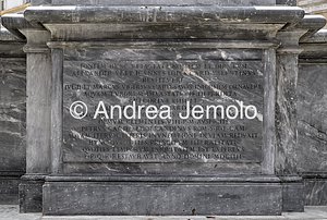 Fountain in Piazza Santa Maria in Trastevere Iscrizione inserita in occasione dei lavori eseguiti nel 1604 | Andrea Jemolo