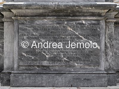 Fontana in piazza Santa Maria in Trastevere Iscrizione inserita in occasione dei lavori eseguiti nel 1604 | Andrea Jemolo