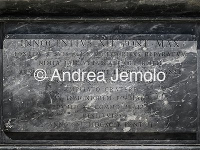 Fontana in piazza Santa Maria in Trastevere Iscrizione inserita in occasione dei lavori eseguiti nel 1692 | Andrea Jemolo