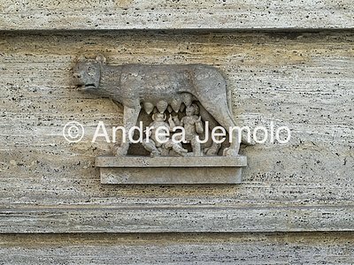 Fontana di piazza del Viminale Bassorilievo con la Lupa Capitolina | Andrea Jemolo