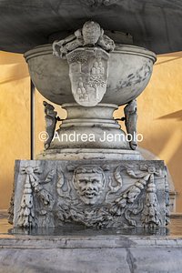Fountain of Piazza d'Aracoeli Cubic block of marble, with masks and decorations and coat of arms of the Chigi family | Andrea Jemolo