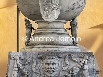 Fontana di piazza d'Aracoeli Blocco cubico di marmo, con mascheroni e decori e stemma della famiglia Chigi | Andrea Jemolo
