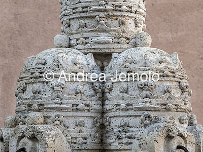 Fontana delle Tiare Particolare delle tiare papali | Andrea Jemolo