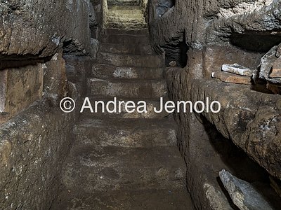 Mausoleo di Lucilio Peto, noto anche come sepolcro dei Lucilii Scala che conduce ad una piccola catacomba | Andrea Jemolo