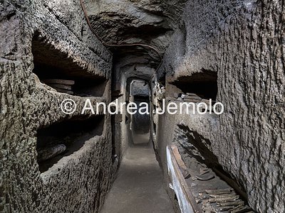 Mausoleo di Lucilio Peto, noto anche come sepolcro dei Lucilii Catacomba con loculi disposti su più piani | Andrea Jemolo