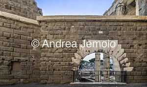 The perimeter wall at the back of the Forum of Augustus The wall of the Forum of Augustus and the arch of the Pantani | Andrea Jemolo