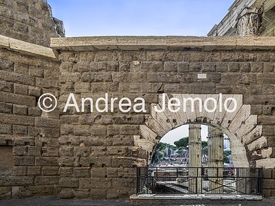 Il muraglione perimetrale di fondo del Foro di Augusto Il muro del foro d'Augusto e l'arco dei Pantani | Andrea Jemolo