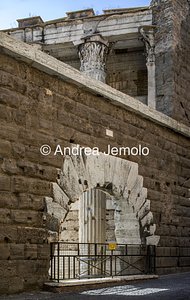 The perimeter wall at the back of the Forum of Augustus The wall of the Forum of Augustus and the arch of the Pantani | Andrea Jemolo