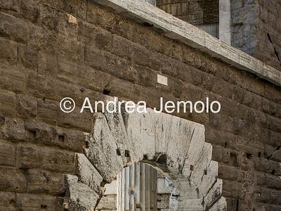 Il muraglione perimetrale di fondo del Foro di Augusto Il muro del foro d'Augusto e l'arco dei Pantani | Andrea Jemolo