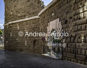 The perimeter wall at the back of the Forum of Augustus The wall of the Forum of Augustus and the arch of the Pantani | Andrea Jemolo