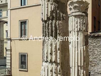 Tempio delle Ninfe Due colonne di peperino, ricoperto di stucco, con capitelli corinzi in travertino | Andrea Jemolo