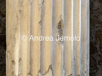 Tempio delle Ninfe Colonna di peperino, ricoperto di stucco - Particolare | Andrea Jemolo