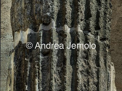 Tempio delle Ninfe Colonna di peperino, ricoperto di stucco - Particolare | Andrea Jemolo