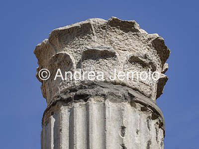 Tempio delle Ninfe Capitello corinzi in travertino | Andrea Jemolo