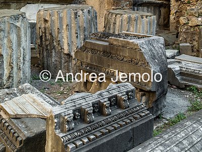 Tempio delle Ninfe Portico orientale del tempio. Sono visibili quattro basi di colonne di età repubblicana e lastre di travertino | Andrea Jemolo