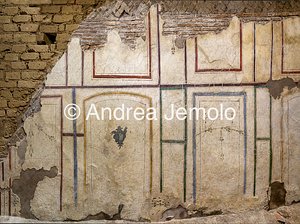 Latrina romana in via Garibaldi Visione frontale dell'insieme della decorazione della parete | Andrea Jemolo