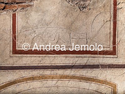Latrina romana in via Garibaldi Incisione tracciata sull'intonaco ancora fresco e raffigurante simboli osceni, oltreché inscrizioni in latino e greco | Andrea Jemolo