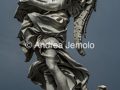 Ponte Sant'Angelo e le dieci statue raffiguranti Angeli che portano gli strumenti della Passione Angelo con la colonna alla quale Gesù fu legato durante la flagellazione.  | Andrea Jemolo