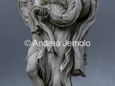 Ponte Sant'Angelo e le dieci statue raffiguranti Angeli che portano gli strumenti della Passione Angelo con la tunica di Gesù che i soldati si giocarono a dadi | Andrea Jemolo