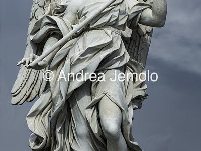 Ponte Sant'Angelo e le dieci statue raffiguranti Angeli che portano gli strumenti della Passione Angelo con la lancia che trafisse il corpo di Gesù | Andrea Jemolo