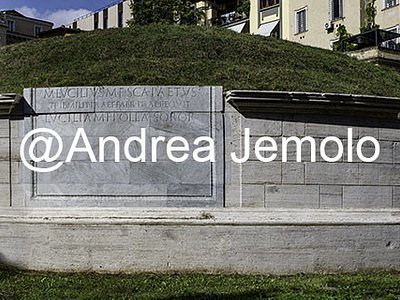 Mausoleo di Lucilio Peto, noto anche come sepolcro dei Lucilii Esterno del mausoleo | Andrea Jemolo