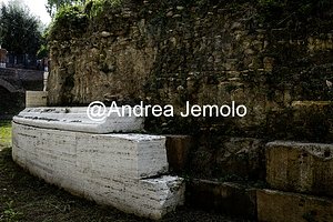 Mausoleo di Lucilio Peto, noto anche come sepolcro dei Lucilii Esterno del mausoleo | Andrea Jemolo