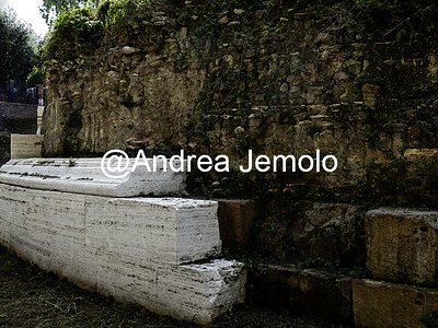 Mausoleo di Lucilio Peto, noto anche come sepolcro dei Lucilii Esterno del mausoleo | Andrea Jemolo