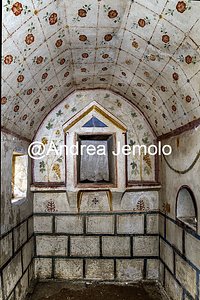 Colombari via Pescara, via Taranto - Parete lunga con tre nicchie Colombario N° 1 via Pescara, via Taranto - Pareti corte con due edicole a tempietto | Andrea Jemolo