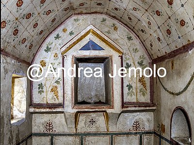 Colombari via Pescara, via Taranto - Parete lunga con tre nicchie Colombario N° 1 via Pescara, via Taranto - Pareti corte con due edicole a tempietto | Andrea Jemolo