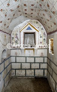 Colombari via Pescara, via Taranto - Parete lunga con tre nicchie Colombario N° 1 via Pescara, via Taranto - Pareti corte con due edicole a tempietto | Andrea Jemolo